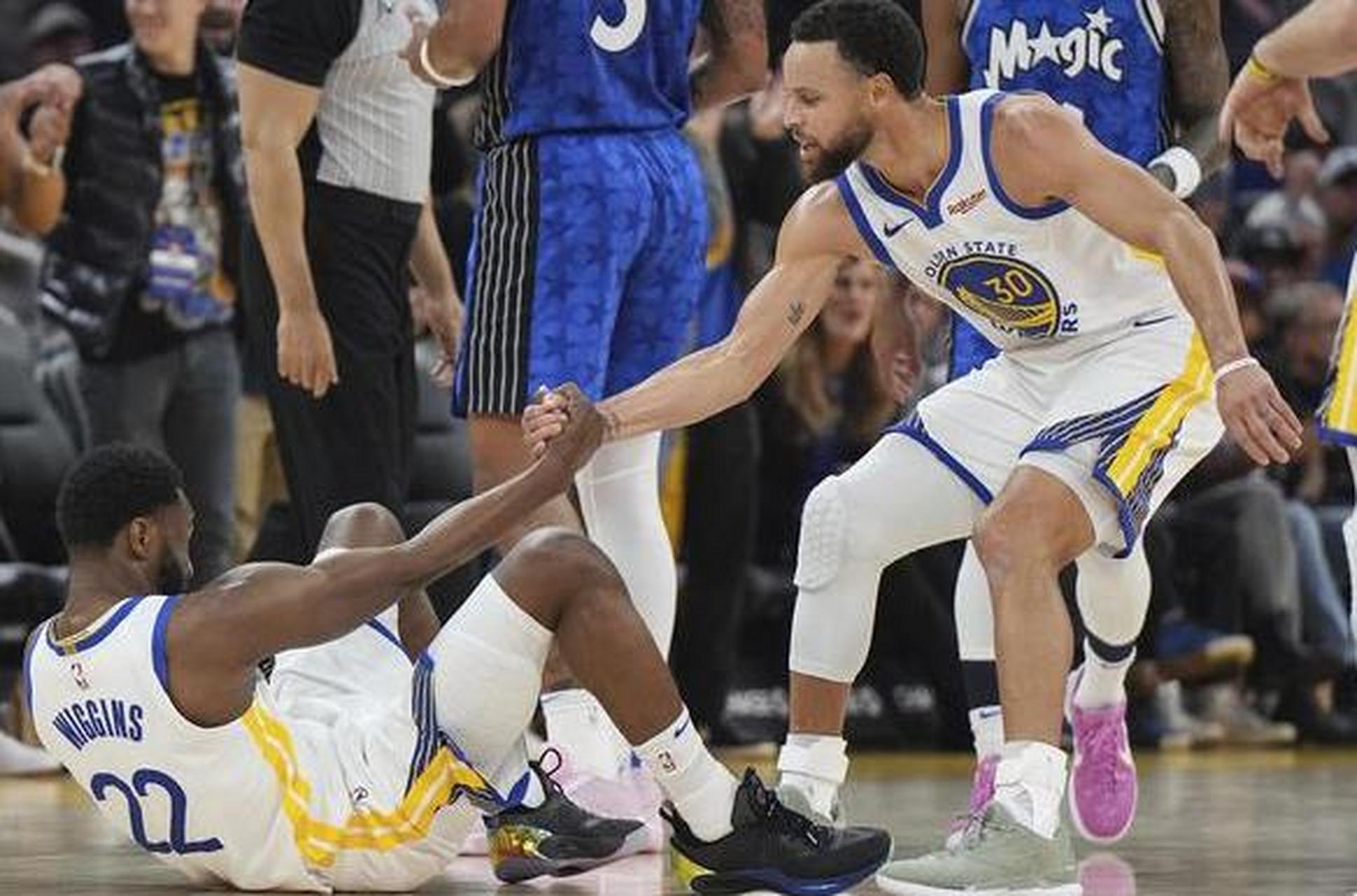 魔术鏖战骑士，库里带队取胜